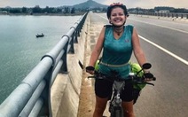 Cần một nghĩa cử đẹp với cô gái nước ngoài đạp xe xuyên Việt 