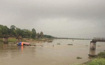 Sập cầu Sông Hoàng, nghi ghe chở cát đâm