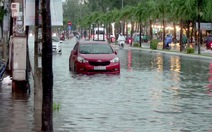 Mưa lớn làm 'nước nổi' trong nội đô Cần Thơ