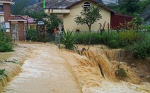 Clip Nước mưa như thác lũ tràn qua đường ở Lào Cai