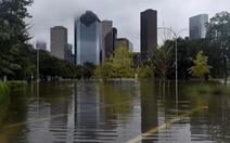 Bão Harvey đổ nước tràn hai đập chứa nước Houston