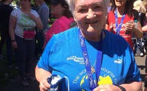 Bà mẹ 72 tuổi chạy bộ vì con