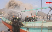 Cháy ghe, một người bị bỏng nặng, đục tàu cho dầu chảy ra biển