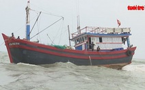 Cứu tàu cá chở 12 ngư dân bị nạn giữa đêm