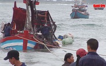 Hàng trăm người cứu tàu cá cùng 8 ngư dân gặp nạn trên biển