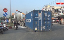 Người đi đường hú vía khi thùng container rơi ra đường