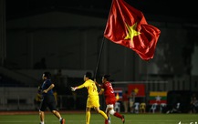 Khoảnh khắc nghẹn ngào của tuyển nữ Việt Nam đêm đăng quang