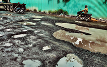 Người dân quận 7, TP.HCM khổ với con đường đầy ổ gà, ổ voi Nguyễn Văn Quỳ
