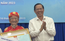 Sử gia 103 tuổi Nguyễn Đình Tư nhận Giải thưởng Trần Văn Giàu