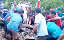 Cô giáo bị vùi lấp kể lại khoảnh khắc đất đá, cây cối đổ ào xung quanh