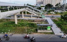 Người dân đi bộ vào các ga metro số 1 sao cho an toàn?