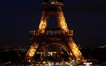 Cháy tại tháp Eiffel trước đêm Giáng sinh, cả ngàn người sơ tán