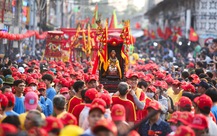 Hàng ngàn người chen nhau tham gia lễ rước kiệu chùa Bà Bình Dương