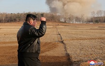 Ông Kim Jong Un giám sát tập trận pháo binh, khen tài thiện xạ của binh sĩ
