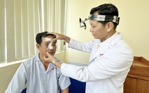 Người đàn ông bị mảnh vỡ kính cận găm vào mũi hơn một tháng không hay biết