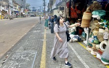 Du khách 'dễ thở' trong ngày đầu đi một chiều quanh chợ Hàn Đà Nẵng