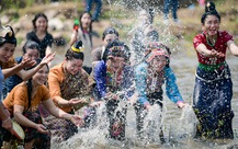 Mừng Tết té nước của người Lào ở Điện Biên