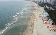 Dòng người nườm nượp đổ ra ‘bãi biển đẹp nhất hành tinh’ để giải nhiệt