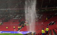 Sân Old Trafford bị dột, nước chảy như thác trong trận Man United tiếp Arsenal