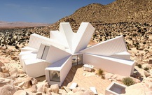 Starburst House: Ngôi nhà container trắng kỳ ảo giữa sa mạc