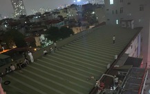 Cháy nhà 4 tầng gym-game-bia, hàng chục người leo lên mái nhà chờ giải cứu