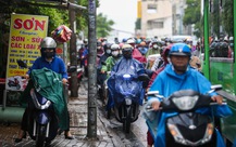 'Combo’ mưa và kẹt xe sáng đầu tuần ở TP.HCM: Thời tiết mát mẻ mà đi lại khó khăn
