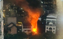 Cháy quán ăn ở Hà Nội giữa đêm, lửa phụt sáng kèm tiếng nổ