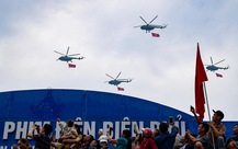 Lễ kỷ niệm 70 năm Chiến thắng Điện Biên Phủ: Máy bay mang cờ Đảng cờ nước đang bay trên bầu trời