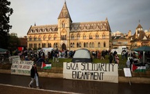 Sinh viên Oxford và Cambridge ở Anh biểu tình, đại học ở Mỹ hủy lễ tốt nghiệp