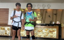 Hai cha con người Hàn chạy bộ xuyên Việt chúc người bạn Việt Nam nhanh khỏe