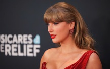 Taylor Swift, Cardi B, Billie Eilish và dàn sao tỏa sáng trên thảm đỏ Grammy 2025