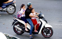 Trẻ ngồi trước xe máy, ô tô: Điều nguy hiểm nên cấm