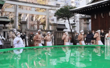 Video: Người Nhật đeo khẩu trang, đóng khố tắm nước lạnh đầu năm mới cầu may mắn