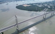 Cầu vượt sông Soài Rạp gần 4.000 tỉ đồng 'đắp chiếu' chờ kết nối cao tốc