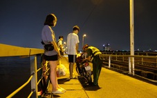 Thấy tổ tuần tra, các cặp đôi đang nhậu trên cầu Long Biên 'bỏ của chạy lấy người'