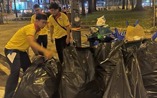 Chiến sĩ Xuân tình nguyện TP.HCM dọn rác sau trận chung kết