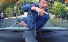 Tạm đình chỉ bảo vệ ở Yên Tử nhảy lên nắp ca pô xe của du khách