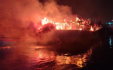 Đà Nẵng: Dập tắt vụ cháy tàu cá trong đêm, hơn 60 tàu neo đậu liền kề
