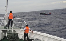 Tàu cá Bình Định hỏng máy đã được lai kéo về bờ