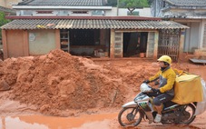 Nhà cửa, đường sá ngổn ngang sau vụ tràn cát đỏ ở Phan Thiết