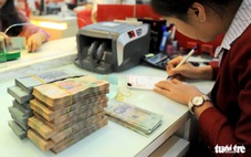 Lãi suất tiền gửi tiết kiệm ‘tuột dốc không phanh’