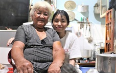 Xe xôi lề đường đưa cháu vào đại học