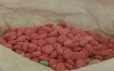Bị bắt vì nhận vận chuyển 12 bánh heroin, hơn 50.000 viên ma túy