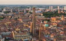 Tòa tháp đôi nghiêng ở Ý trong tình trạng 'cảnh báo cao'