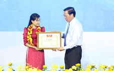 Cô Thu Tắk Pổ nhận giải thưởng Tình nguyện quốc gia 2023