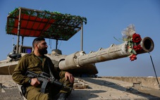 Binh sĩ Israel thư giãn trong khu phức hợp giữa chiến sự
