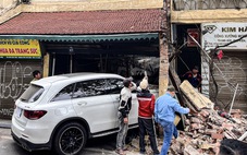 Ô tô Mercedes tông sập một phần căn nhà trong phố cổ ở Hà Nội
