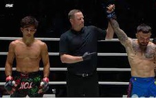 Nguyễn Trần Duy Nhất bị cao thủ Bosnia hạ  knock-out bằng cú móc trái