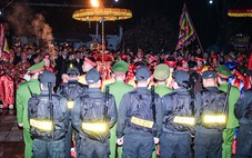 Cảnh sát vây kín bảo vệ kiệu ấn đền Trần
