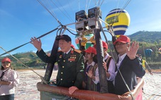Học sinh hào hứng bay khinh khí cầu cùng Anh hùng Phạm Tuân